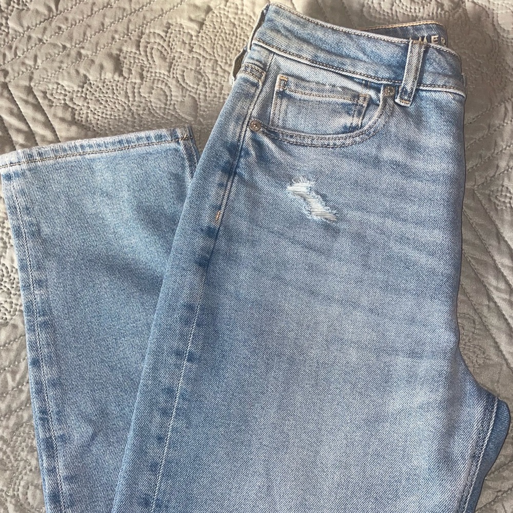 AMERICAN EAGLE MOM JEANS
